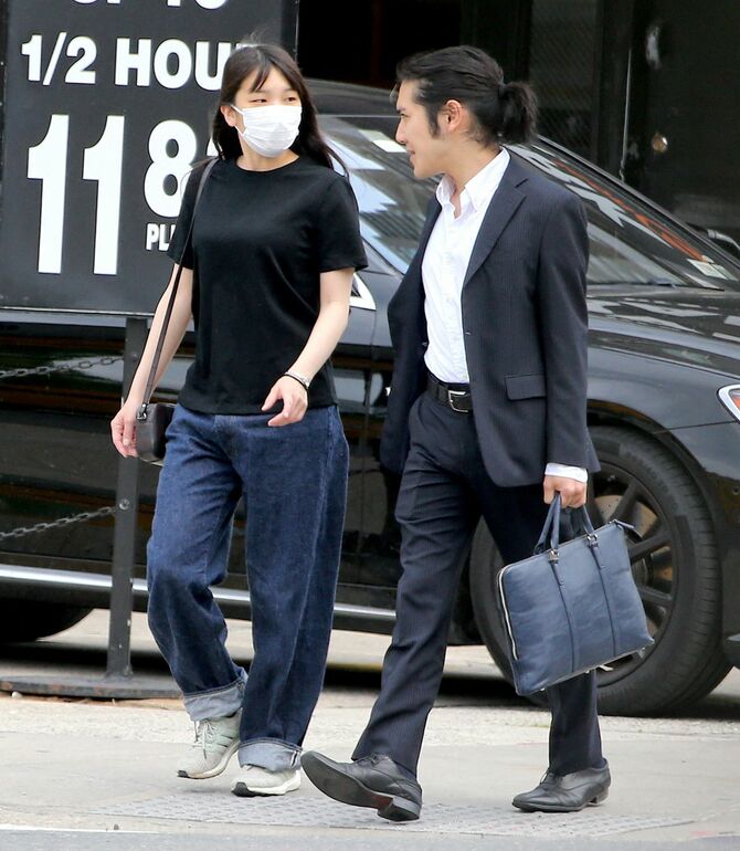ニューヨークの街を歩く小室圭さんと眞子さん。2022年6月7日撮影