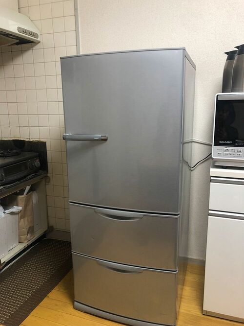 橋本家の冷蔵庫。それまで使っていた大きい冷蔵庫はフリマアプリで売却した。