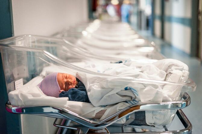 新生児室で眠る赤ちゃん
