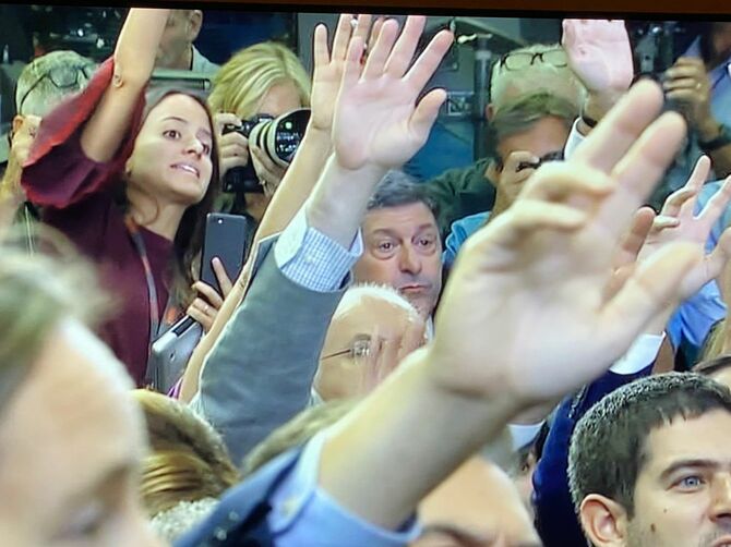 ホワイトハウスの記者会見で質問するラクエル・クラヘンビュールさん