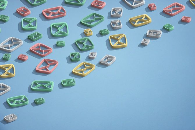 たくさんのメールのアイコン