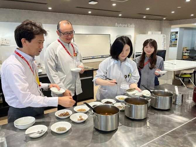 「クロスブレンドカレー」開発中の試食の様子