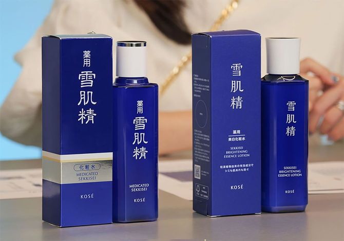 コーセーは2024年3月に、ロングセラー化粧水の「薬用 雪肌精」を1985年の発売以来、初めてリニューアルした。左がリニューアル前、右がリニューアル後