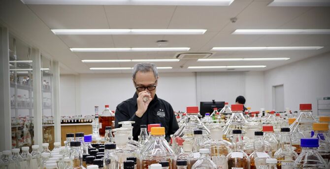 原酒の色をわかりやすくするため、ブレンダー室の照明は明るい。ここで輿石さんはテイスティングをくり返す。