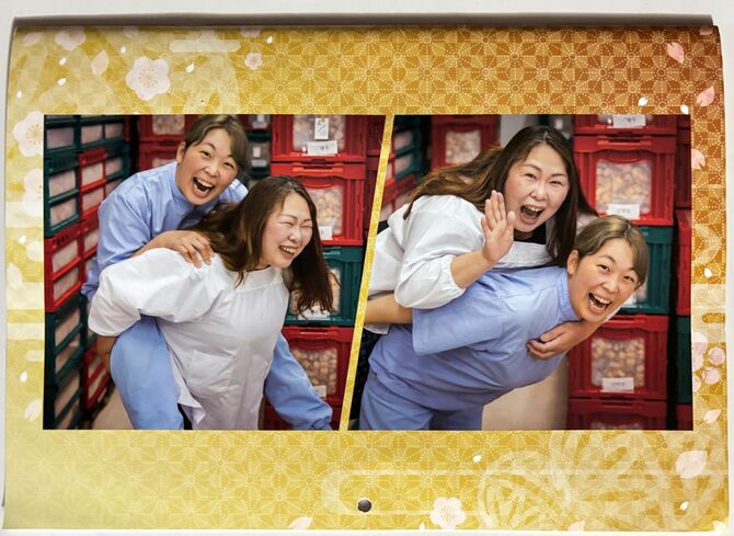 2024年の野田米菓カレンダー最後の1ページ。「今まで母が娘を背負っていた」から「これからは娘が母を背負う」という意味が込められている