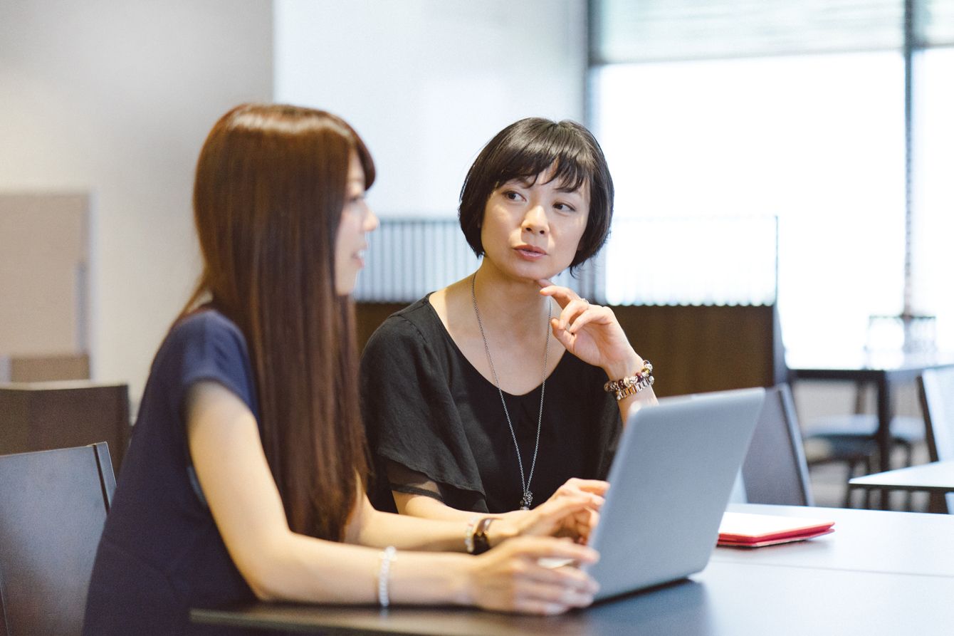 Talk 2 9. Woman work in PC.