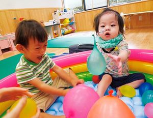 医療的ケアを理由に保育園入園を断られた子どもを預かる「障害児保育園ヘレン」。先生や友達と遊ぶことで発達を促す。