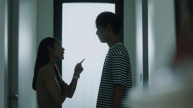 女性に詰められている男性