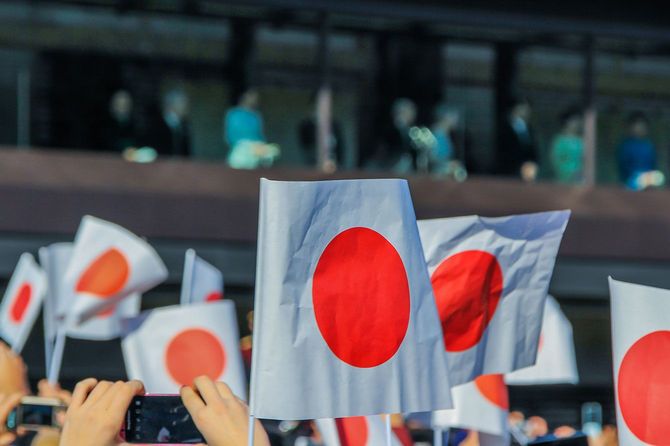 一般参賀で日の丸を振る人々