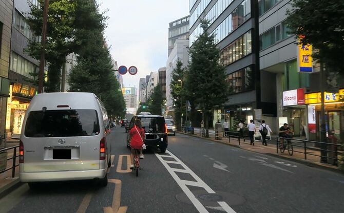 片側1車線に駐車するワゴン車。こうしたクルマがいなくならない限り、自転車は安心して車道を走ることができない