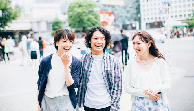 東京の街並みを歩く若い人たち