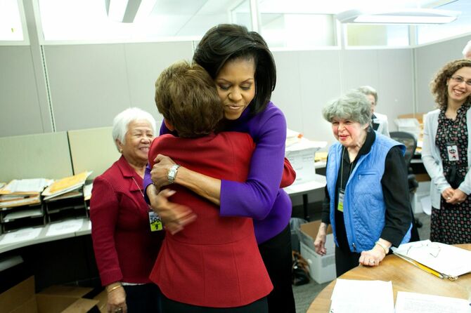 ホワイトハウスの通信部で働く女性たちに挨拶するミシェル・オバマ