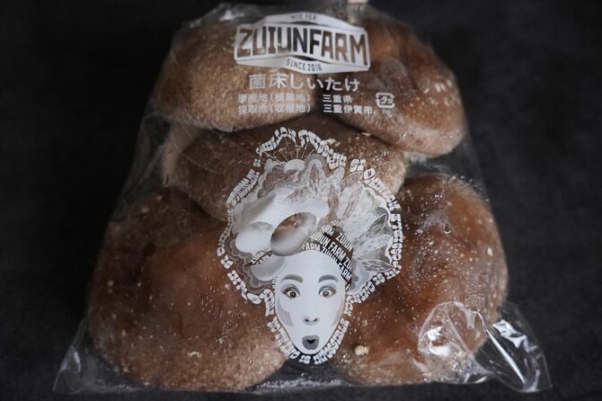 時期によって変わるが、しいたけは筆者のこぶし大ほどのサイズが5～6つ、1000円で販売されている