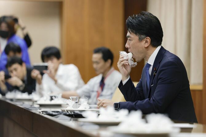 備蓄米の試食会に参加した小泉農相＝2025年5月29日午後、農水省