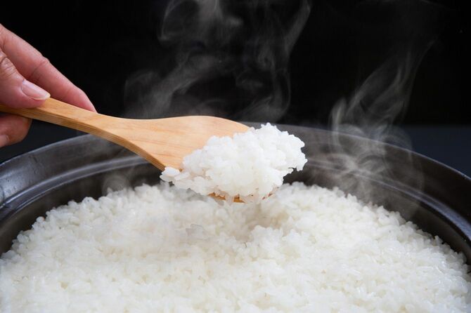 炊きたてのご飯としゃもじ