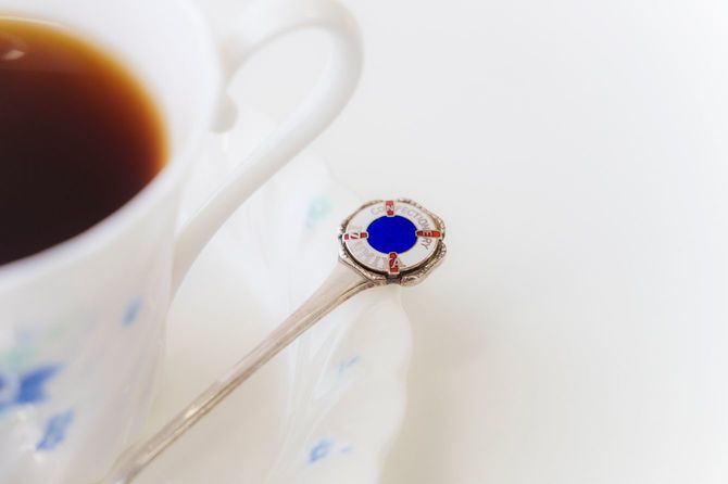 シンボルマークの浮き輪が施されている泉屋オリジナルのティースプーン