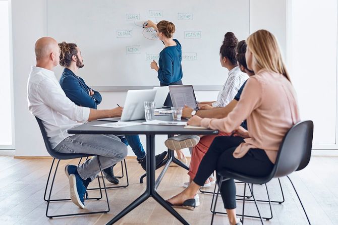 オフィスでの会議