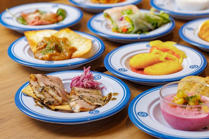 写真前列左が一番人気のハンガリー料理「鴨のロースト　トリュフソース」