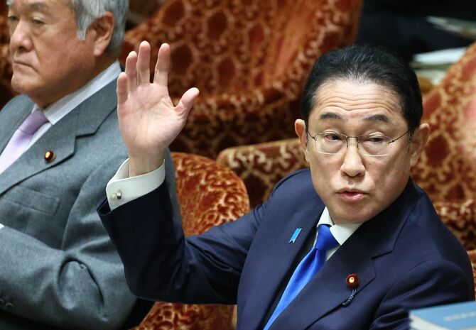 衆院予算委員会で挙手する岸田文雄首相＝2024年2月14日午前、国会内
