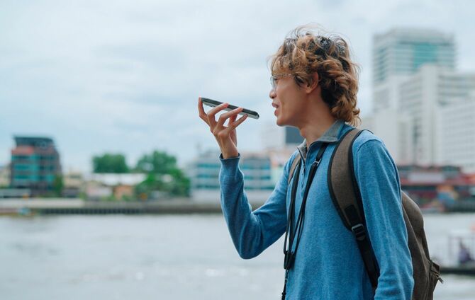 旅行中にAIアプリを使用するアジア人男性