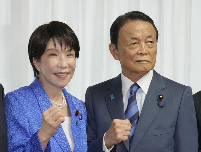 自民党の臨時総務会でポーズをとる、党総裁の高市首相（左）と麻生副総裁＝2026年9月16日午前、東京・永田町の党本部