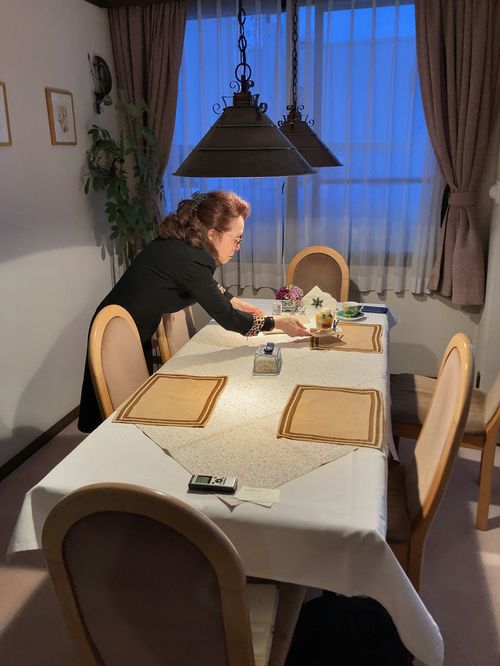 自宅のダイニングにて。どんなときでも、1人で赤ワインで晩酌。