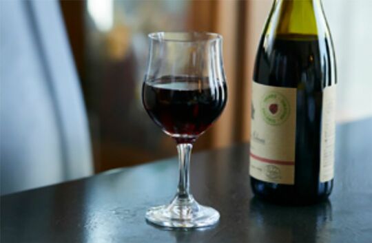 赤ワインはポリフェノールの含有量が多く、中でも抗酸化力がとても強いアントシアニンやレスベラトロールを多く含んでいます。