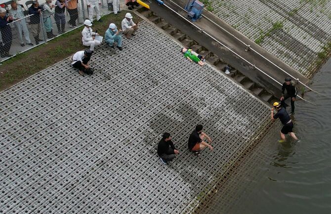 【画像9】鹿児島県県薩摩川内市で行われた、ため池斜面に張られた張ブロックの事故防止有効性の検証の様子（2023年6月撮影）