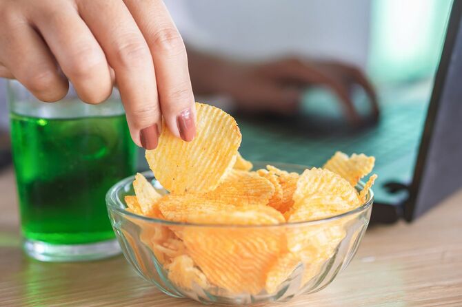 ポテトチップスを食べるビジネスパーソン