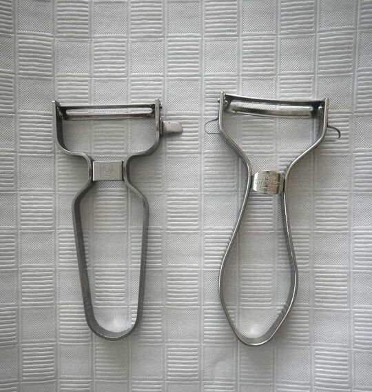 パール金属のピーラー（左）と下村工業のピーラー（右）は持ち手の形状が異なる。