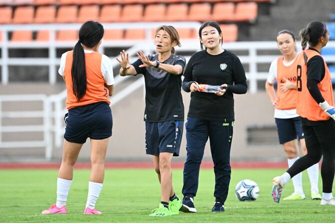 通訳のアリエヴァ・マヒリヨさん（中央）は、本田監督の取り組みにより、選手が変わってきていると感じている。
