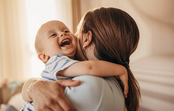 小さな息子を抱きしめる母