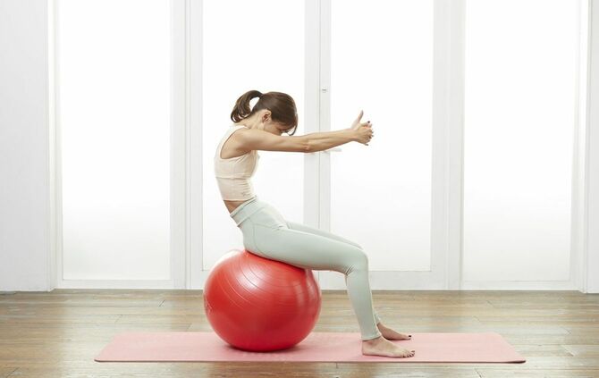 写真⑬　出典＝SAYAKA『バランスボール「美やせ」革命』（プレジデント社）