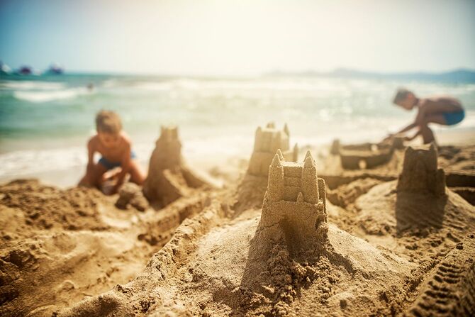 砂の城を建てる子供たち