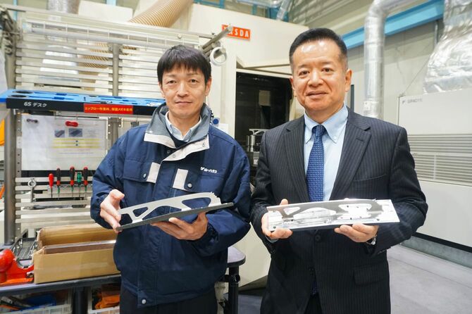 開発マネージャーの石川貴規さん（左）と代表取締役社長の寺西基治さん（右）