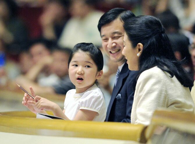 鉛筆を手に取組表に勝敗を記入し、大相撲を観戦される愛子さまと天皇、皇后両陛下＝2007年9月、東京・両国国技館