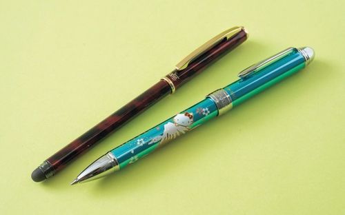 （写真右）はろうきてぃ優美 蒔絵多機能ペン〈富士山〉、（写真左）フリクションポイント ビズ