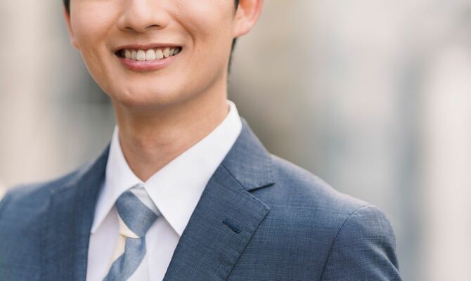 笑顔から戻るタイミングが重要。0.5秒程度で真顔に戻ると冷たい印象に。ただの作り笑いをしていたと相手は受け取ってしまう。ゆっくり1秒以上かけて余韻を残すのがよい