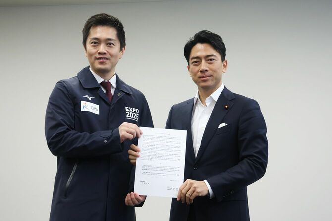 大阪府の吉村洋文知事（左）からライドシェアに関する要望書を受け取る小泉進次郎元環境相