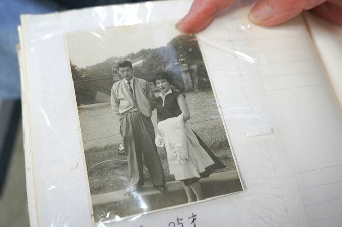 敏子さんが見せてくれた夫との写真。25歳のころ