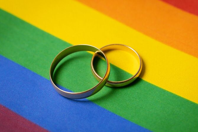 LGBTのレインボーフラッグと結婚指輪