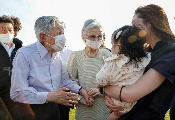 葉山御用邸の近くを散策し、集まった人たちに声をかけられる上皇ご夫妻