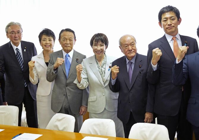 自民党の新執行部が発足し、撮影に応じる（左から）古屋圭司選対委員長、有村治子総務会長、麻生太郎副総裁、高市早苗総裁、鈴木俊一幹事長、小林鷹之政調会長。2025年10月7日午前、東京・永田町の党本部