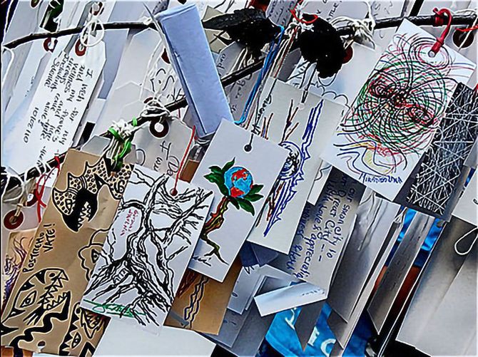 ニューヨーク近代美術館で開催された小野洋子の「ウィッシュ・ツリー」展における参加者の作品