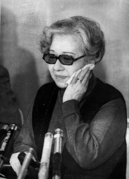 ソ連から帰国し、記者会見する岡田嘉子＝1972年