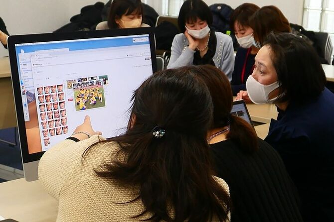 2021年12月、埼玉県さいたま市の、さとえ学園小学校アルバム委員会の保護者らは、AIを活用した卒業アルバム制作ソフト「アルバムスクラム」を使って写真選定を行った