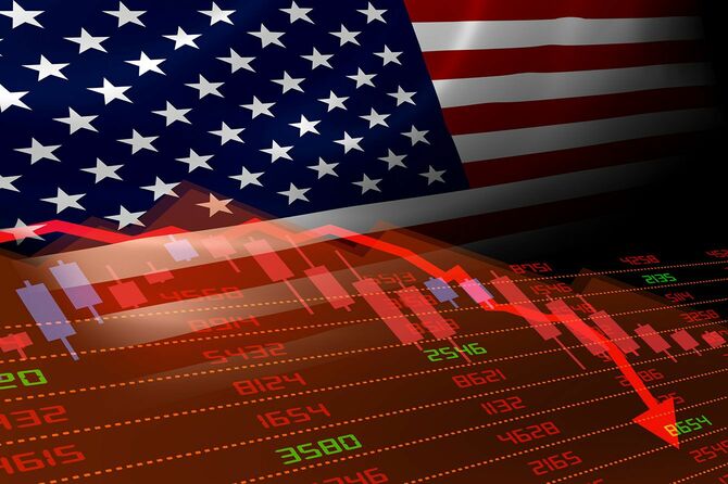 アメリカの国旗と下がり続ける株価チャート