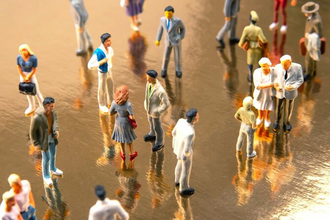 さまざまな人々をミニチュア人形で再現