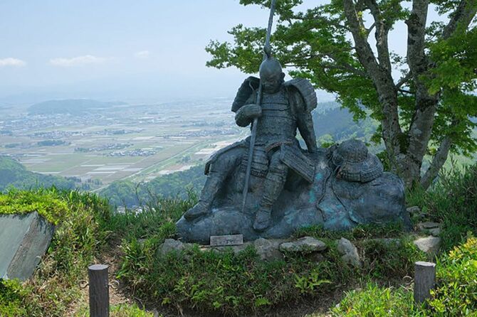 賤ヶ岳の古戦場にある武将像