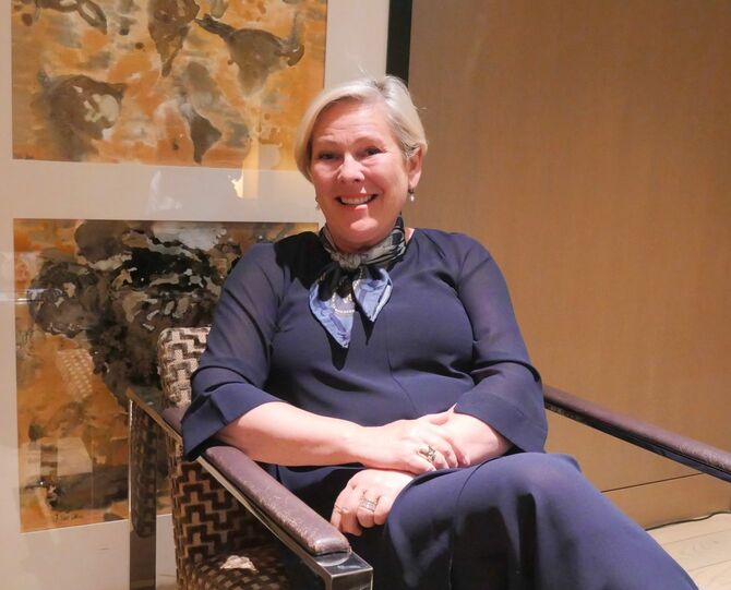 インタビューに答える、アイスランドのハトラ・トーマスドッティル大統領